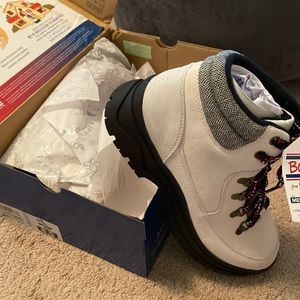 Bob’s by sketchers hiking boots